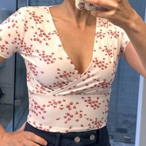 ⭐️ 5/$25 Ditzy Pink and White Floral Surplice Crop Top